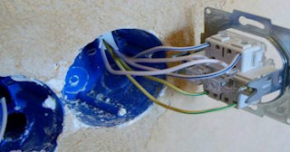 Монтаж проходного выключателя от 578 руб. в Полысаево