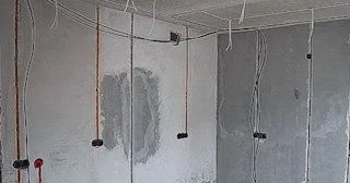 Прокладка кабеля в штробе в Полысаево – расценки от 210 руб - ЭлектроПлс